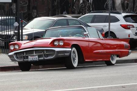 ...er in seinem roten 1960er Ford Thunderbird die Straßen unsicher machte. Ein cooler Schlitten muss für einen jungen Star e...