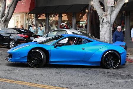 ...Lieblingsauto ist dieser strahlend blaue Ferrari, mit dem er unter anderem im vergangenen Dezember gesehen wurde. 