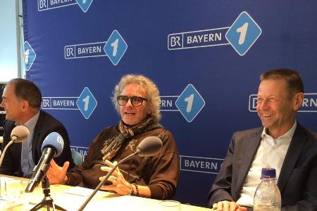 A lässiger Hund is a scho - ums mal Bayerisch zu sagen: Thomas Gottschalk (Mitte) bei der Pressekonferenz in München