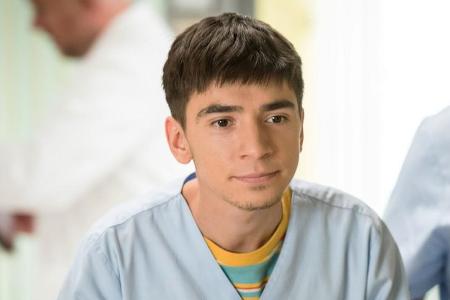 Toni (Ivo Kortlang) versucht sich eine Zukunft im Krankenhaus aufzubauen
