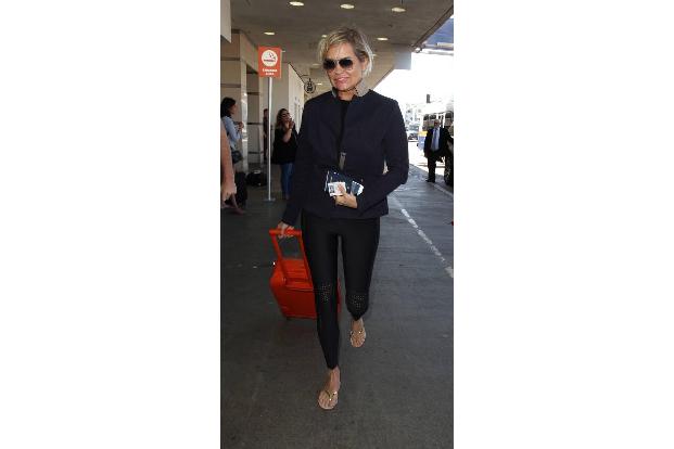 ...Mama Yolanda Hadid kann da gut mithalten. Denn mit Leggins, Flip Flops und Jacke war das Outfit zwar schlicht und bequem,...