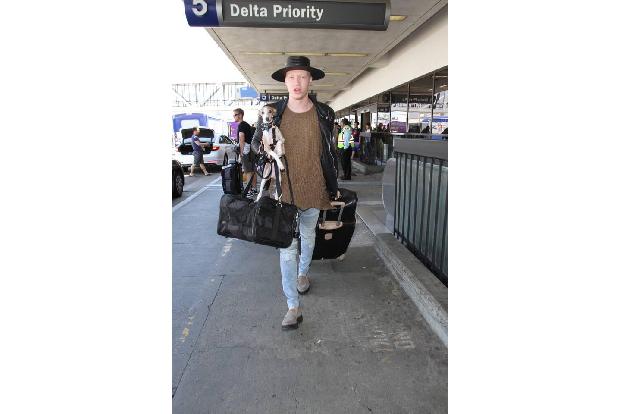 ...Männer können sich für eine lange Flugstrecke gekonnt ankleiden. Model Shaun Ross hatte als modische Unterstützung allerd...