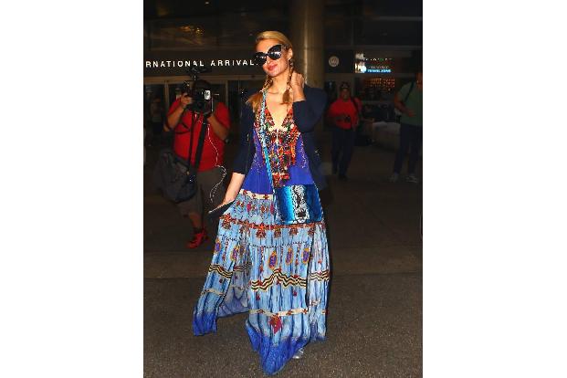 ...Paris Hilton, obwohl sehr farbenfroh, auch nicht an. Doch auch so ein langes, wallendes Kleid ist nicht unbedingt der sch...
