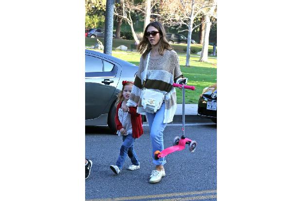 ...auch Jessica Alba den Tag mit ihren Kindern genoss - wenn auch ihr Gesichtsausdruck ein wenig genervt erschien. Muttersei...