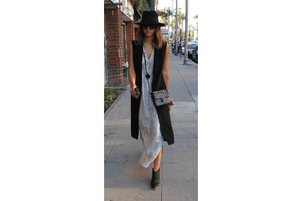 Jessica Alba hat gut! Im warmen Los Angeles kann man schließlich schon die Looks für den Sommer tragen. Und sie muss sich ja... Jessica Alba hat gut! Im warmen Los Angeles kann man schließlich schon die Looks für den Sommer tragen. Und sie muss sich ja...