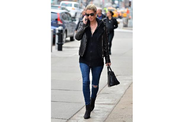 ...dicker musste sich da Nicky Hilton-Rothschild in New York noch einpacken. Was sie aber nicht daran hinderte, die wieder m...