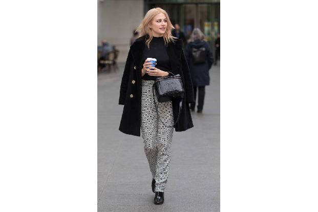 ...klassisch war auch Pixie Lott auf den Straßen von London unterwegs. Doch die Britin hat immer etwas Besonderes in ihrem S...