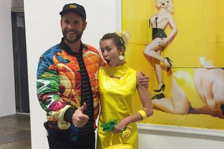 Miley Cyrus und ihr Verlobter Liam Hemsworth bei einer Ausstellung in L.A. Miley Cyrus und ihr Verlobter Liam Hemsworth bei einer Ausstellung in L.A.