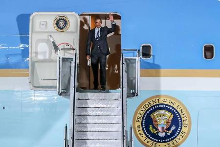 Barack Obama winkt bei seiner Ankunft in Berlin