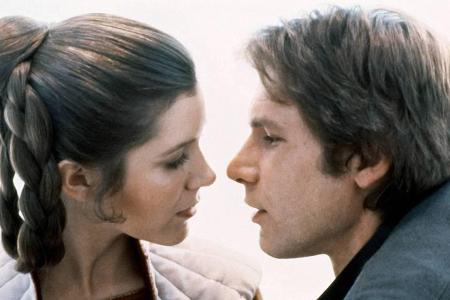 Sie küssten sich auch im echten Leben: Carrie Fisher als Prinzessin Leia und Harrison Ford als Han Solo