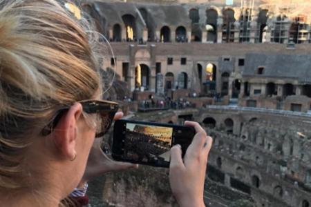 Die historischen Gebäude hält Kate Upton mit ihrem Handy fest Die historischen Gebäude hält Kate Upton mit ihrem Handy fest
