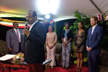 Der Premierminister von Antigua (mit Mikrofon) brachte Prinz Harry ziemlich ins Schwitzen