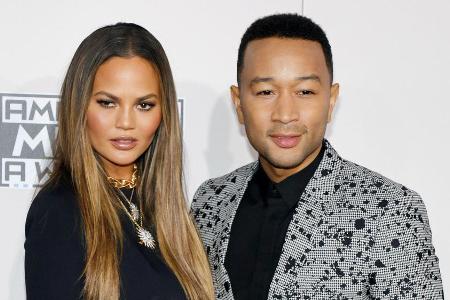 Chrissy Teigen und ihr Ehemann John Legend auf dem roten Teppich der American Music Awards Chrissy Teigen und ihr Ehemann John Legend auf dem roten Teppich der American Music Awards