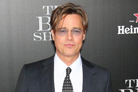 Brad Pitt zeigte sich erstmals seit September bei einem öffentlichen Auftritt Brad Pitt zeigte sich erstmals seit September bei einem öffentlichen Auftritt