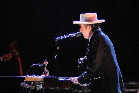 Nimmt Bob Dylan doch noch seinen Nobelpreis an? Nimmt Bob Dylan doch noch seinen Nobelpreis an?