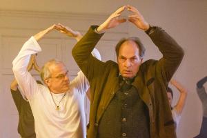 "Herzblut. Ein Kluftingerkrimi": Yoga mit Dr. Langhammer (Bernhard Schütz, l.) und Kluftinger (Herbert Knaup)