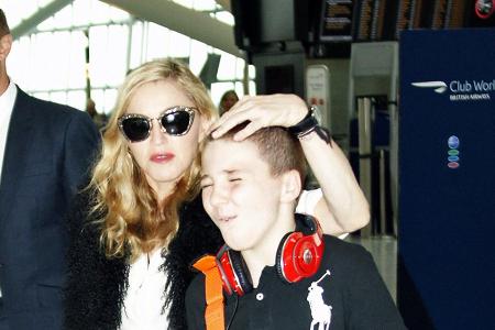 Madonna mit ihrem damals 11-jährigen Sohn Rocco Ritchie 2011 in London Madonna mit ihrem damals 11-jährigen Sohn Rocco Ritchie 2011 in London