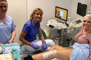 Immer dabei: Als Facebook-Freund von Daniela Katzenberger darf man auch bei der Besenreiser-Entfernung zusehen