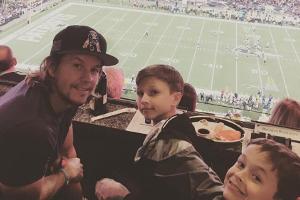 Mark Wahlberg mit seinen Söhnen beim Football
