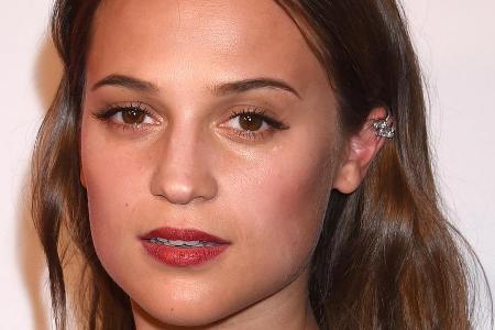 Schauspielerin Alicia Vikander macht's vor: Dank Tightlining wirken die Wimpern viel dichter.