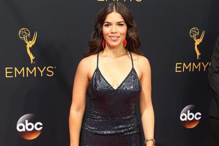 America Ferrera strahlte im sehr viel dezenteren Navyblau