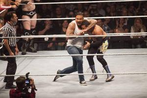 WWE-Debüt: Tim Wiese stampft seine Gegner ein