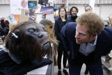 ...durften in den Pinewood Studios in London alles bestaunen, was zu den Kultfilmen eben so dazu gehört. Prinz Harry sah da ...