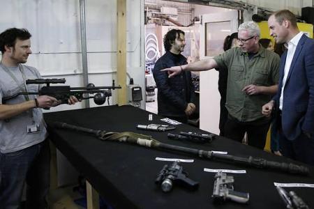 ...ließ sich hingegen mal ein paar Waffen erklären und war sichtlich fasziniert von den Dingern. Nur wo war bloß das berühmt...