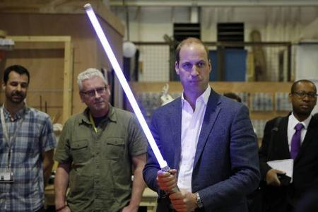 ...Prinz William hielt es dann endlich in der Hand: Das Laserschwert! Stolz präsentierte er die Requisite den anwesenden Fot...