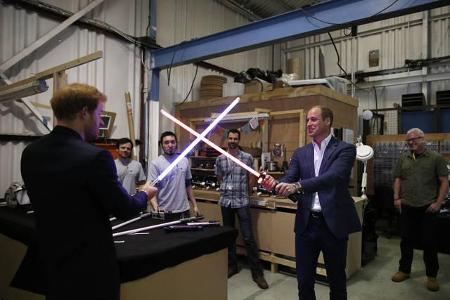 ...später mit seinem Bruder Harry einen kleinen Kampf auszutragen. Laserschwerte, Roboter und Raumschiffe - alles war vertre...