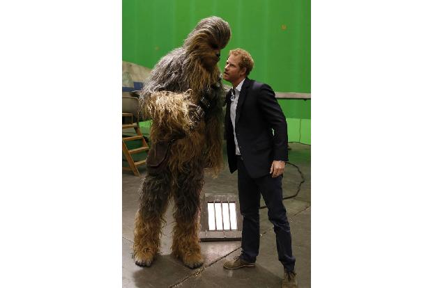 ...ohne Chewbacca ist eben nicht Stars Wars. Klar, dass da der Wookiee bei dem Pressetermin nicht fehlen dufte. Während sich...