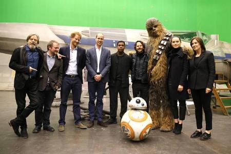 ...war Harry seinen Bruder eindeutig nicht böse. Das gemeinsame Gruppenfoto mit Mark Hamill, Rian Johnson, John Boyega, Chew...