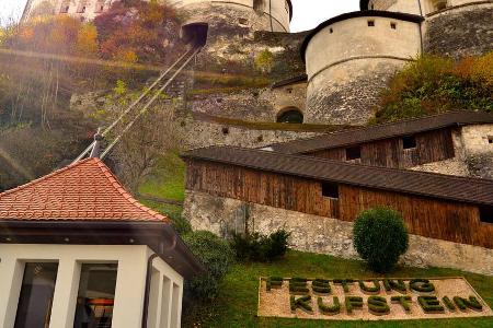 Ein einhundert Meter langes Glasfaserkabel verbindet das Spielhaus (links) mit der Heldenorgel im Turm (oben rechts)