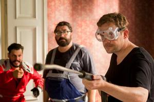 Sebastian Bezzel (r.) in seiner Rolle in "Schlimmer geht immer"