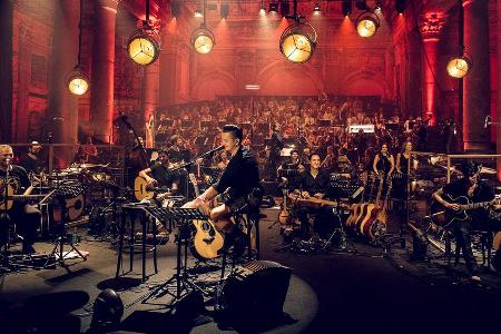 Andreas Gabalier vor der wunderschönen Kulisse des Odeon Theaters in Wien
