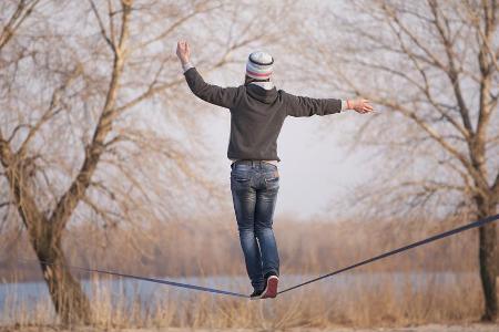 Klingt cool: Hand in Hand über die Slackline balancieren