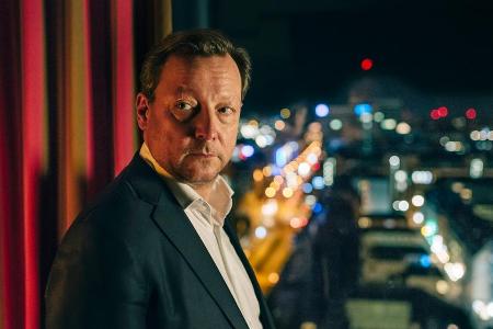 Im Hotelzimmer: Hanns von Meuffels (Matthias Brandt) fühlt sich zunehmend beobachtet Im Hotelzimmer: Hanns von Meuffels (Matthias Brandt) fühlt sich zunehmend beobachtet