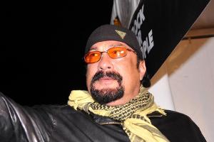 Wladimir Putin gibt Steven Seagal seinen russischen Pass