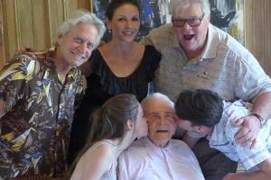 So harmonisch feiert Familie Douglas Thanksgiving