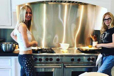 Auf einem anderen Foto ist die Oscar-Gewinnerin Paltrow (l.) bei den Vorbereitungen zu sehen: 