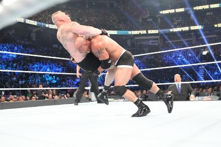 Bill Goldberg reißt Brock Lesnar mit einem Tackle zu Boden