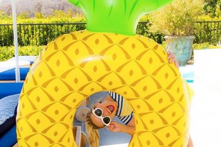 Reese Witherspoon ist ganz verliebt in ihr neuestes Sommer-Accessoire. 