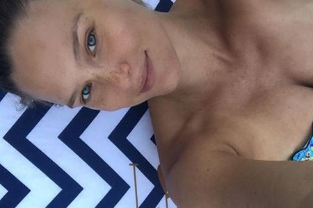 Bar Refaeli lässt sich die Sonne aufs Gemüt scheinen.