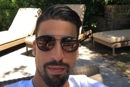Die freien Tage bei der Europameisterschaft müssen gefüllt werden: Sami Khedira sonnt sich im Schatten.