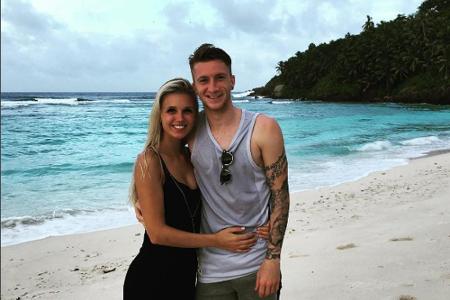 Marco Reus durfte verletzungsbedingt nicht mit nach Frankreich: Stattdessen genießt er den Urlaub mit seiner Freundin Scarle...