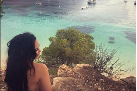 Oben-ohne-Grüße aus Ibiza: Grace Capristo inszeniert sich im Urlaub in Meerjungfrauen-Manier.