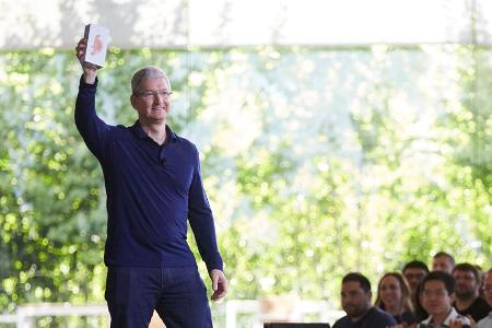 Apple-CEO Tim Cook feiert den riesigen Erfolg des iPhones