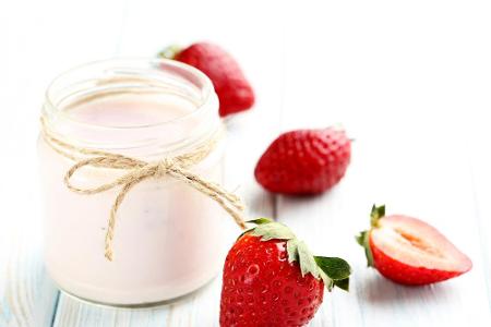 150 g Naturjoghurt mit 1,5% Fettanteil haben nur 87 Kalorien. Mit Erdbeeren garniert ergibt das einen leckeren Pausensnack.