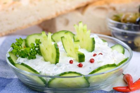 Gurke mit Kräuterquark ist nicht nur erfrischend, sondern auch sehr sättigend: 200 g Gurke mit 100 g Quark haben gerade einm...