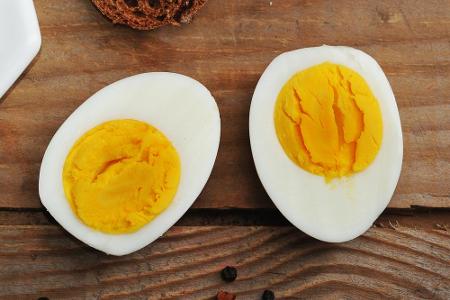 Ein hartgekochtes Ei versorgt den Körper mit hochwertigem Eiweiß und ist sättigend. Außerdem schlägt es mit nur 97 Kalorien ...